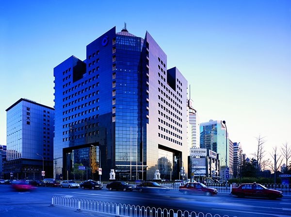 1999年,中國鐵建榮獲第一項魯班獎工程——北京信達金融大廈(現中國建設銀行總行).jpg
